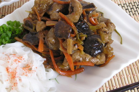 Лапша рисовая с грибами китайскими или свинина с шиитаке по-читински: шаг 2
