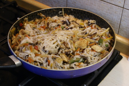 Рисовая лапша с овощами и курицей по-китайски: шаг 7