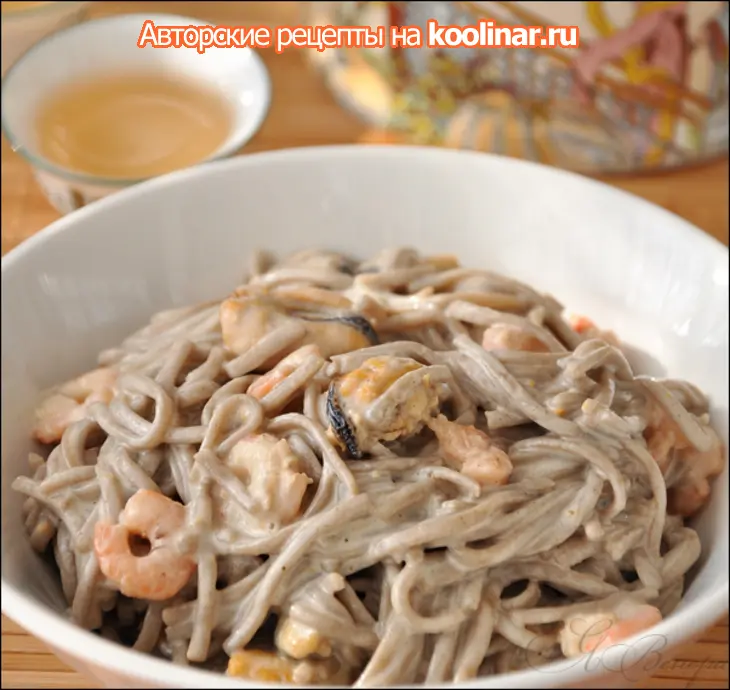 Гречневая лапша (соба) с морепродуктами в сливочно - сырном соусе.: шаг 8