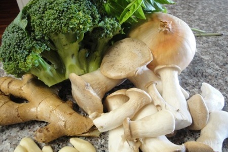 Крем суп с гребешками,броколи и грибами: шаг 1