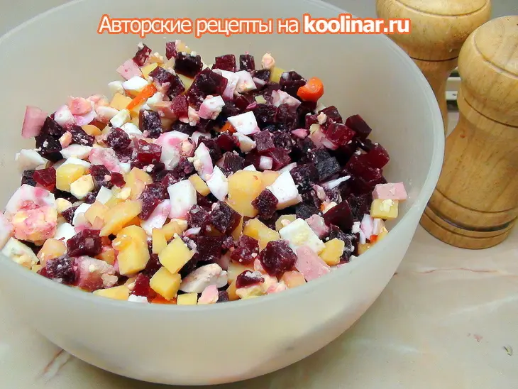 Салат со свеклой, селёдочкой и брусничной заправкой.: шаг 1
