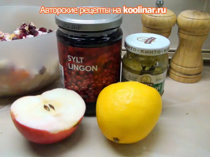 Салат со свеклой, селёдочкой и брусничной заправкой.: шаг 2