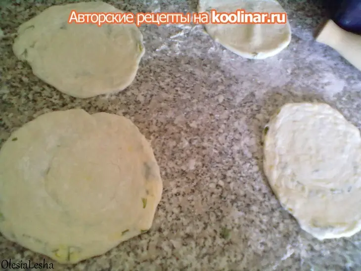 Хрустящие лепешки "по спирали" с сыром...универсальный и простой рецепт))): шаг 12