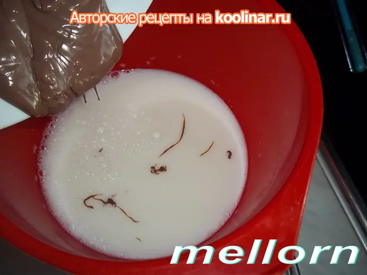 Желе из топленого молока с кусочками шоколадного желе: шаг 1