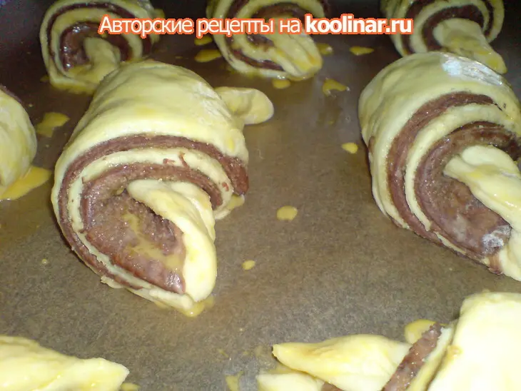 Сдобные слоистые полосатые рогалики: шаг 7