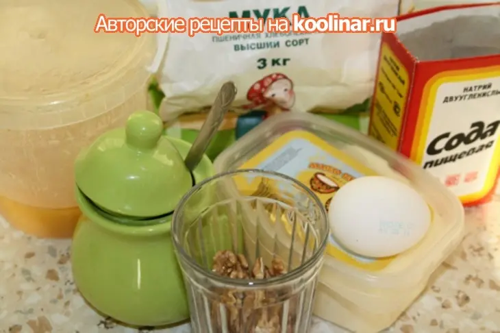 Медовые пряники с грецкими орехами на пару.: шаг 1