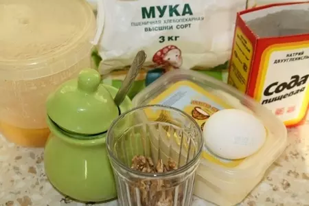 Медовые пряники с грецкими орехами на пару.: шаг 1