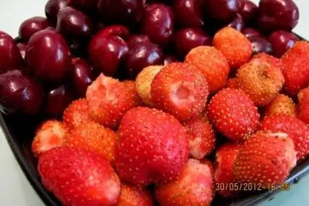 Творожный торт без выпечки с клубникою и черешней: шаг 2