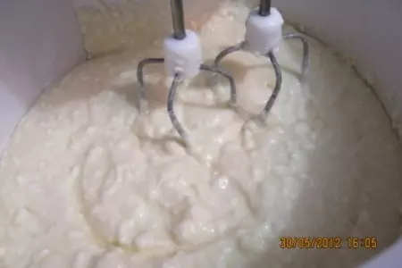 Творожный торт без выпечки с клубникою и черешней: шаг 3