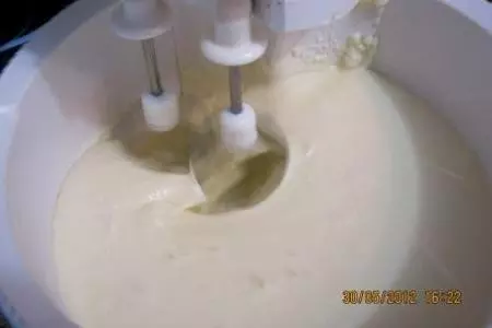 Творожный торт без выпечки с клубникою и черешней: шаг 4