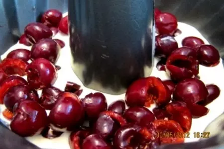 Творожный торт без выпечки с клубникою и черешней: шаг 5