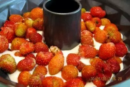 Творожный торт без выпечки с клубникою и черешней: шаг 6