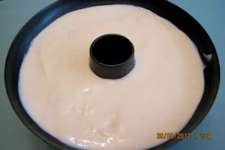Творожный торт без выпечки с клубникою и черешней: шаг 8