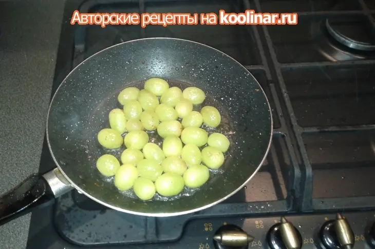 Необычный теплый салат из свинины с виноградом: шаг 6