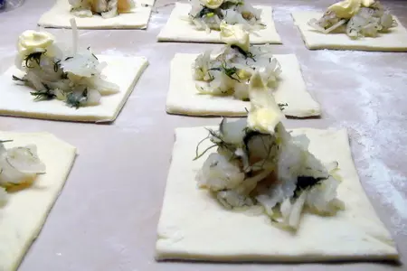 Пирожки из слоёного теста с рыбой, для фуршета «от нашего столика - вашему!»: шаг 4