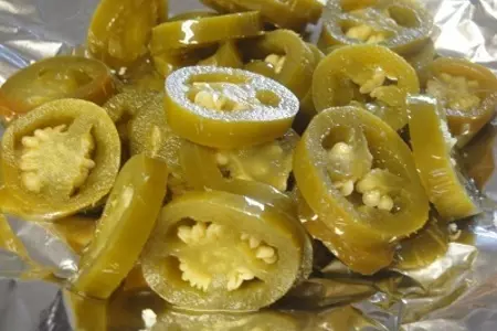 Лепёшки с сыром так-же с халапинья и помидором: шаг 3