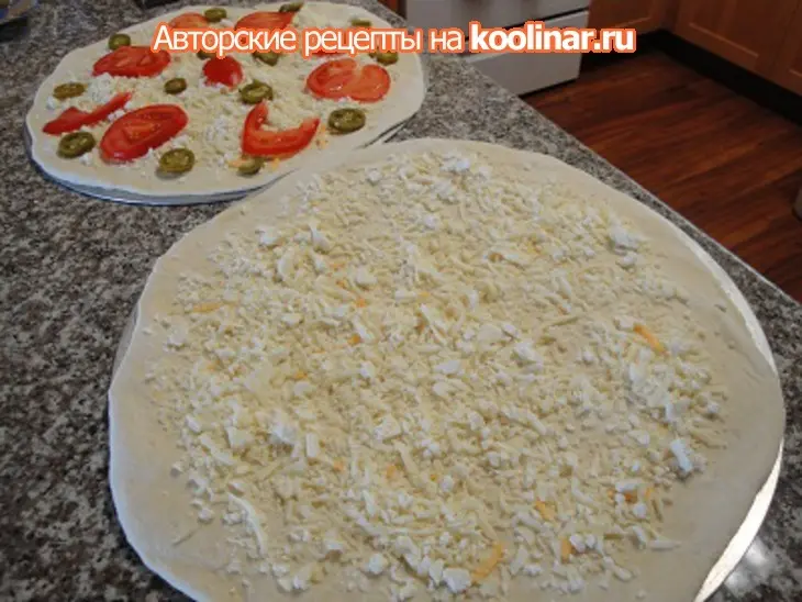 Лепёшки с сыром так-же с халапинья и помидором: шаг 5