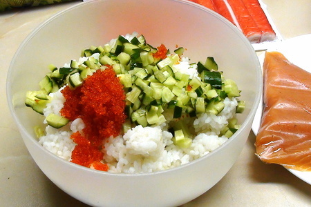 «роллы» калифорния, для тех, кто не умеет их «крутить». салат с рисом и рыбой.: шаг 2