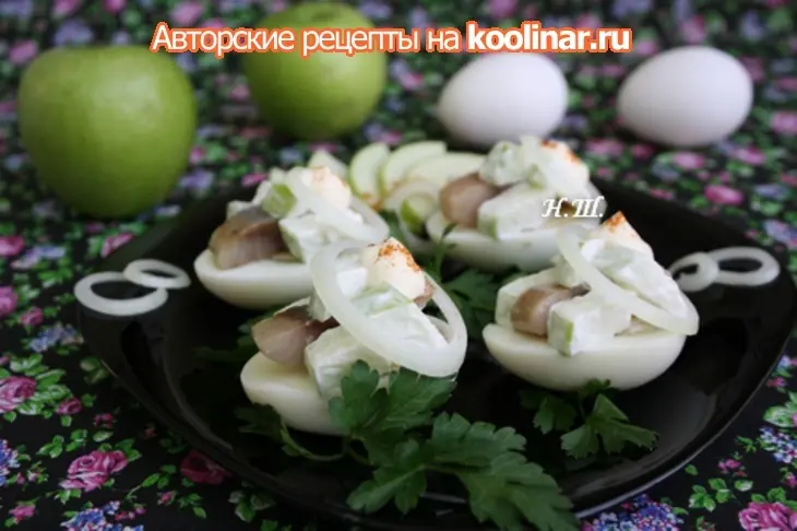 Яйцо с сельдью и яблоками.: шаг 1