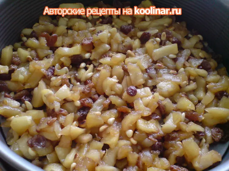 Яблочно-изюмовый пирог-перевёртыш: шаг 4