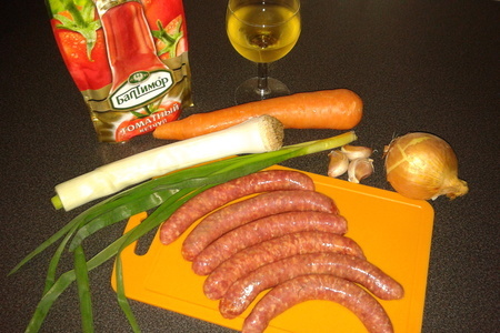 Колбаски в луке-порее с соусом из овощей и картофелем фри: шаг 1