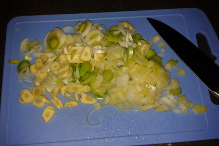 Колбаски в луке-порее с соусом из овощей и картофелем фри: шаг 7