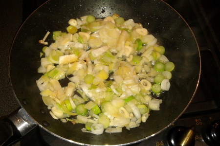 Колбаски в луке-порее с соусом из овощей и картофелем фри: шаг 8