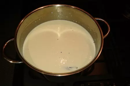 Рулет с мороженым и шоколадным соусом: шаг 2
