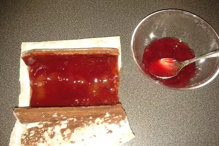 Рулет с мороженым и шоколадным соусом: шаг 14