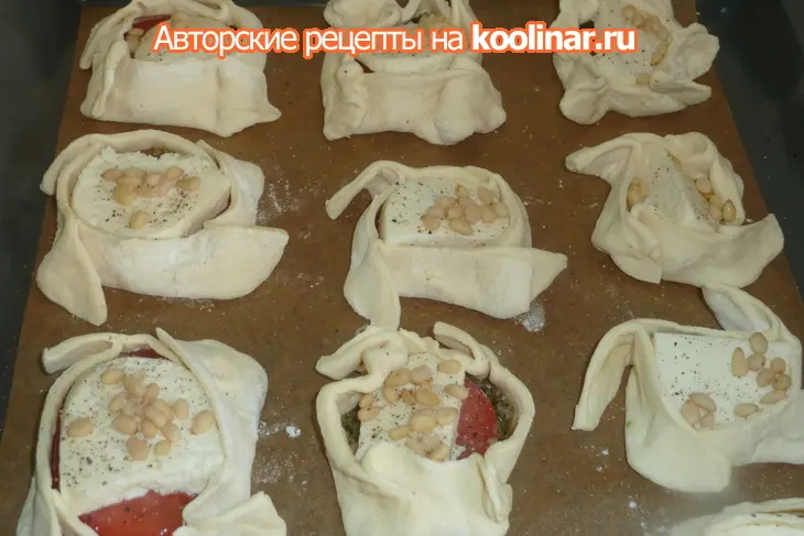 Слойки с сыром, помидорами и соусом песто: шаг 4