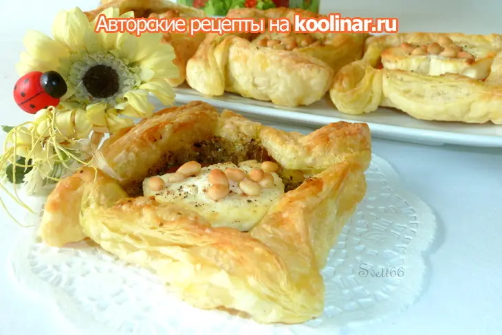 Слойки с сыром, помидорами и соусом песто: шаг 8