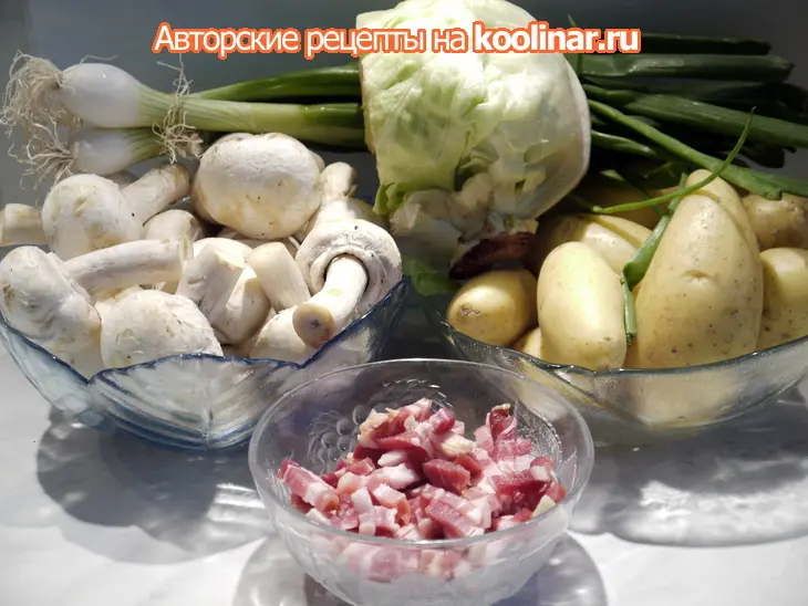 Сытный картофельный салат с шампиньонами и зеленым луком: шаг 1
