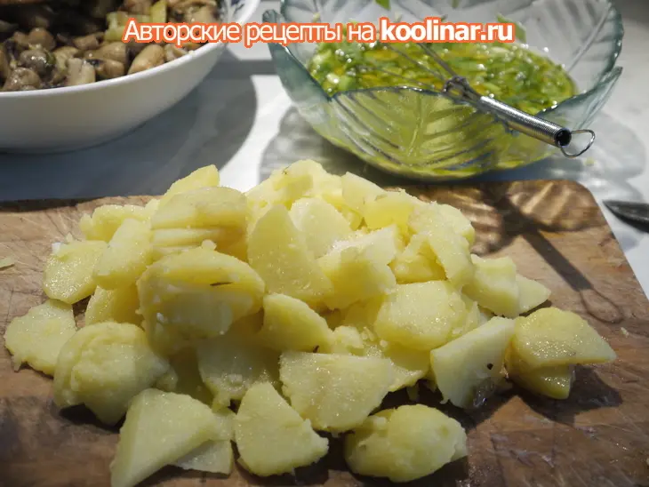 Сытный картофельный салат с шампиньонами и зеленым луком: шаг 2