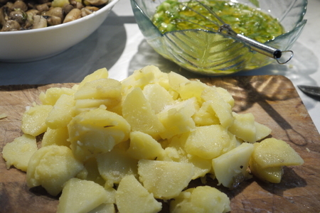Сытный картофельный салат с шампиньонами и зеленым луком: шаг 2