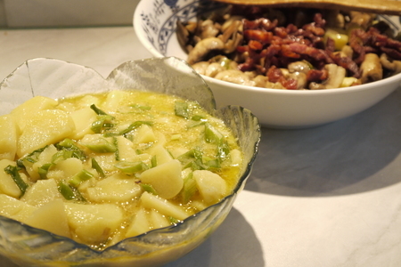 Сытный картофельный салат с шампиньонами и зеленым луком: шаг 3