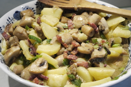 Сытный картофельный салат с шампиньонами и зеленым луком: шаг 4