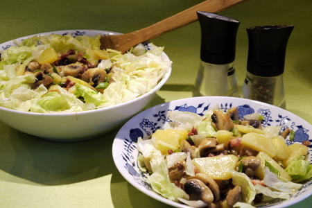 Сытный картофельный салат с шампиньонами и зеленым луком: шаг 5