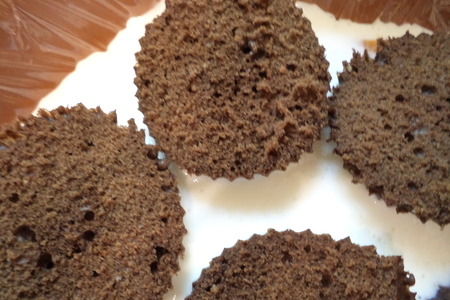 Легкий сметанный десерт с шоколадным бисквитом, киви, черешней и абрикосами.  для светочки ( sweta1): шаг 2