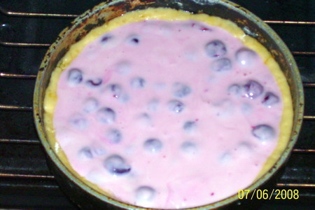 Творожно-йогуртовый пирог с вишней: шаг 5