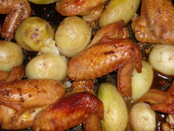 Куриные крылышки в духовке с картофелем: шаг 6