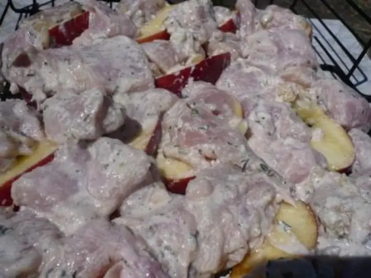 Шашлык из куриной грудки на решетке с карамелизованными яблоками: шаг 4