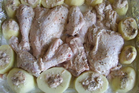 Цыпленок, маринованный в майонезе с пряными травами и запеченый с  молодым картофелем: шаг 3