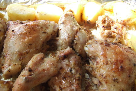 Цыпленок, маринованный в майонезе с пряными травами и запеченый с  молодым картофелем: шаг 4