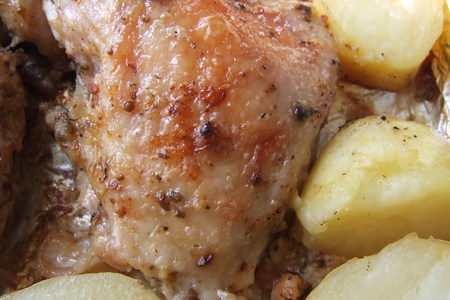 Цыпленок, маринованный в майонезе с пряными травами и запеченый с  молодым картофелем: шаг 5