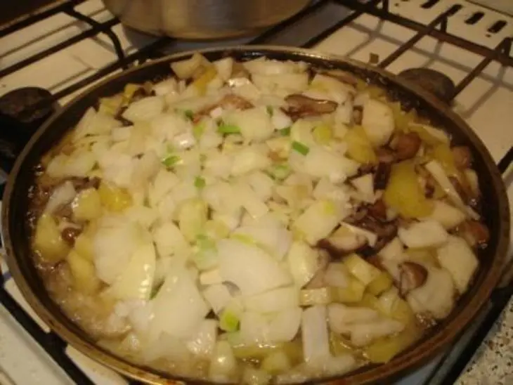 Грибы с картошкой: шаг 3