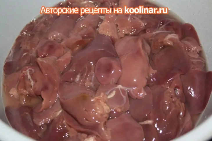 Карамелизированная куриная печень с яблоками и красной смородиной.: шаг 1