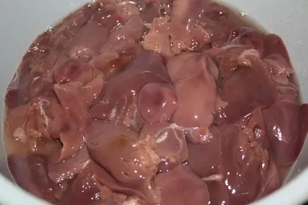Карамелизированная куриная печень с яблоками и красной смородиной.: шаг 1