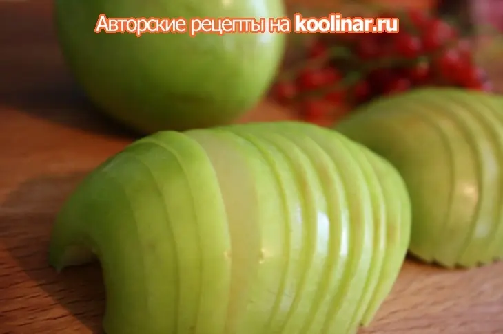 Карамелизированная куриная печень с яблоками и красной смородиной.: шаг 2