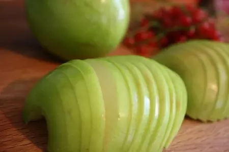 Карамелизированная куриная печень с яблоками и красной смородиной.: шаг 2