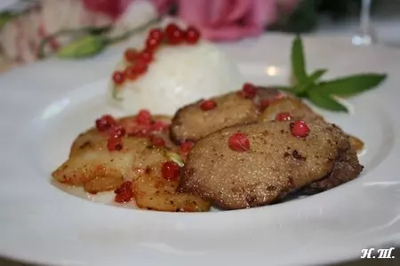 Карамелизированная куриная печень с яблоками и красной смородиной.: шаг 5